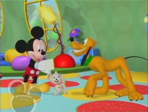 Pluto hace de canguro