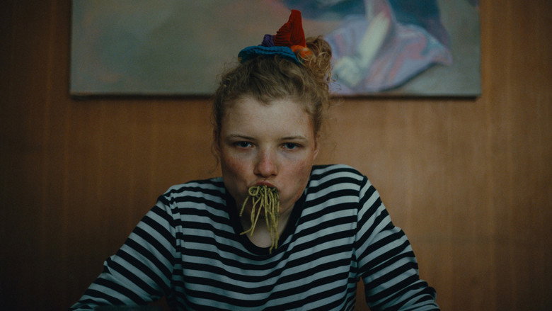 Fotograma de How to Be Normal and the Oddness of the Other World