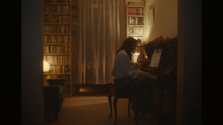 Fotograma de While It Lasts
